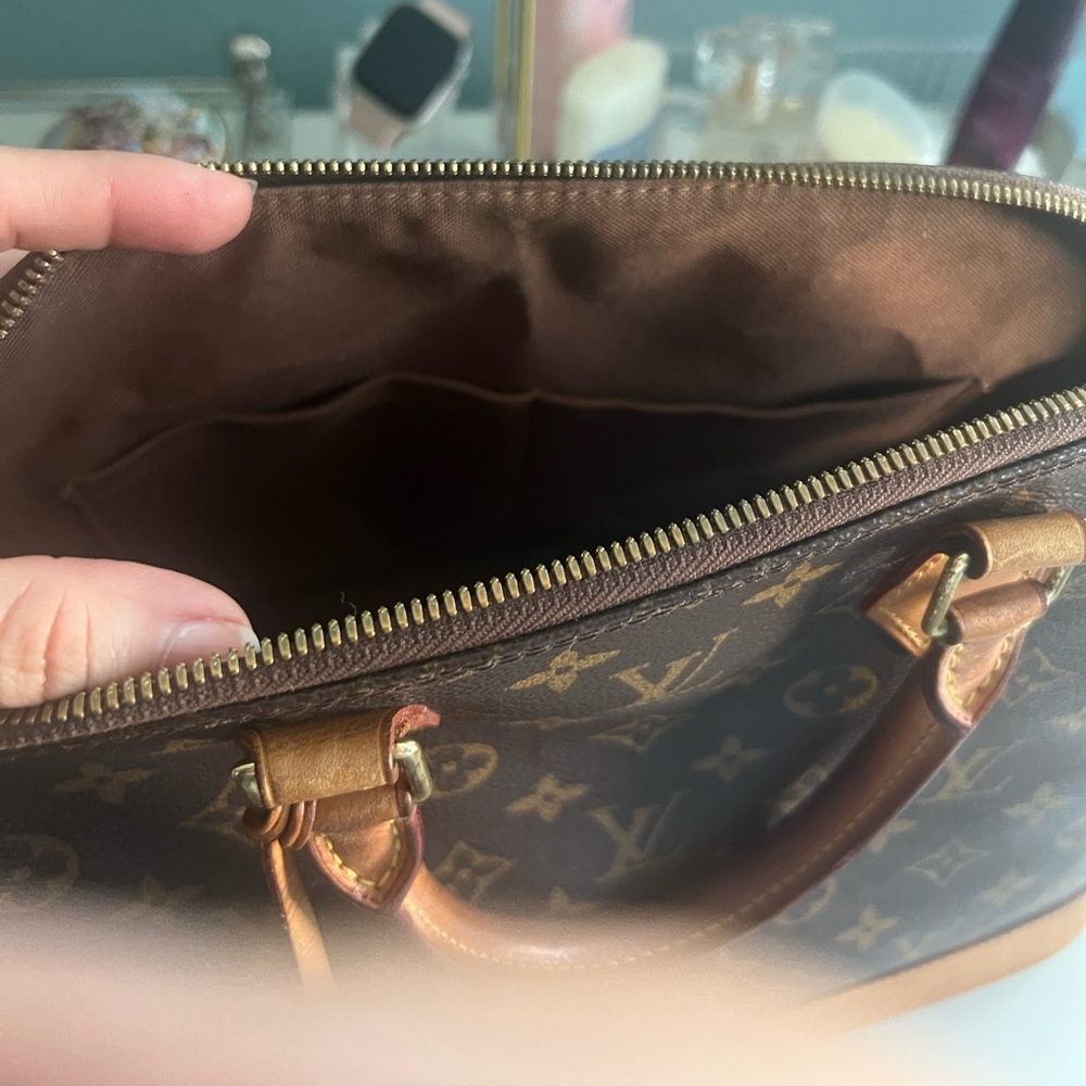 Louis Vuitton Alma Monogram canvas! - Picture 2 of 3